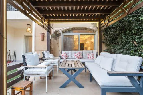 Modern 2BR Apartment with Private Garden Patio, Stone Residence New Cairo
