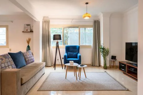 Modern Retreat with Smart TV and 2min to Nile corniche