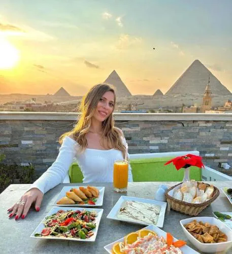 Pyramids Art View Inn