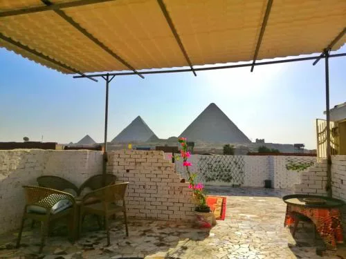 Pyramids Chez lAmi