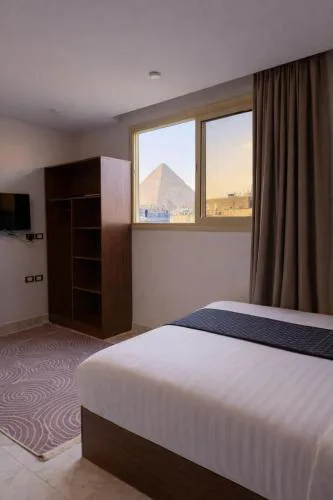 Pyramids hub