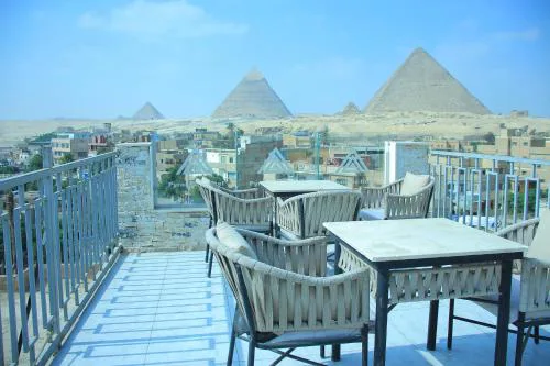 pyramids zh Noya inn