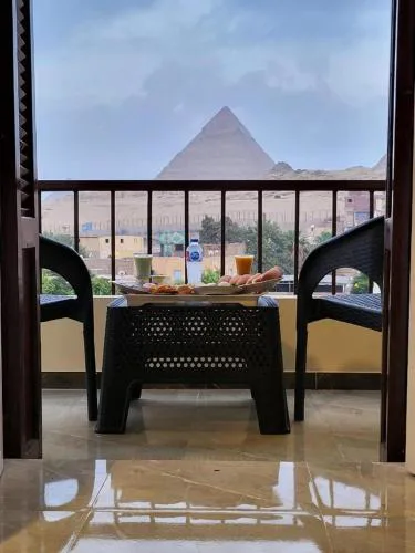 Queen Nefertiti -Pyramids view