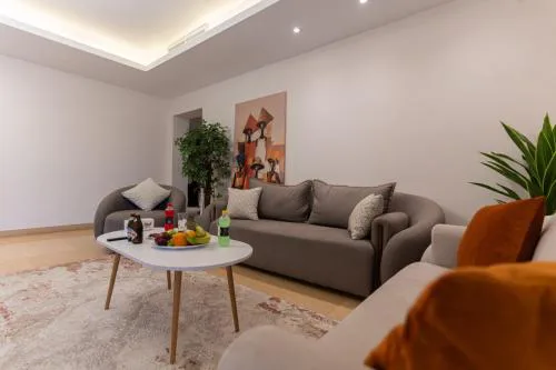 Rich CFC home 2BR with Garden