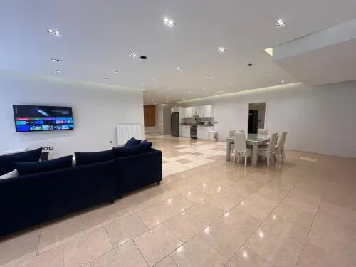 Serviced Apartment 2BR Lake View