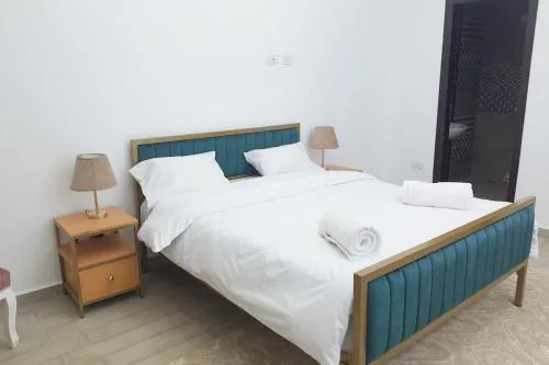 Spacious 3 Bed with Pool, Close to Malls