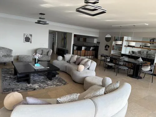 Stylish 3BR Apartment - Large Balcony - Nile View