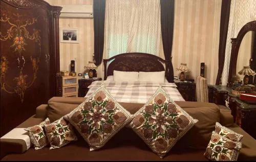 Sunny & Spacious rooms close to the Airport!