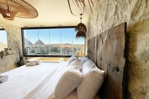 The 2 BDR Pyramids Vista w Bathtub