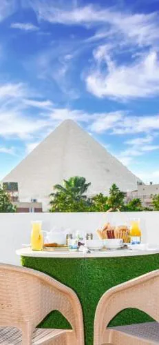 THE HOUSE PYRAMIDS VIEW inn