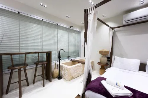 The Pyramids Horizon Studio w Bathtub