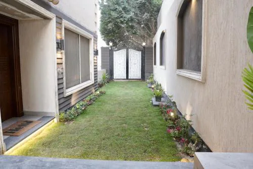 Modern 3BR Apartment with private garden