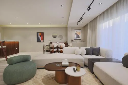 Relaxing Modern Stay with Private Garden, Sheikh Zayed city
