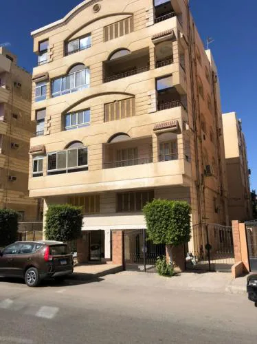 شقه مفروشه فرش جديدفى ارقى احياء الحى السابع فى اكتوبر مكيفه بالكامل و بها جميع الكماليات و قريبه من الاسواق و المولات و النوادى