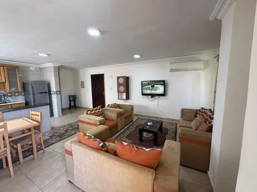 شقة فندقيه امام الممشى السياحي سكوير وان اكتوبر