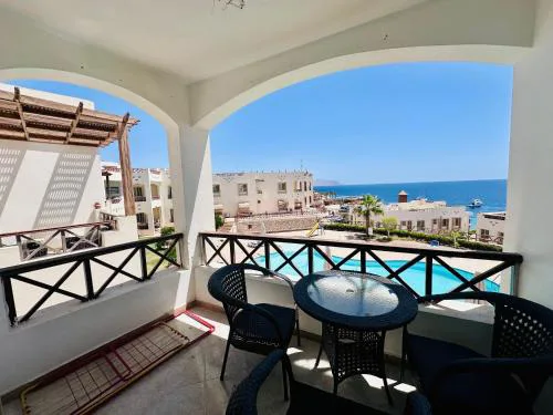 Shark's Bay Oasis 2 bedrooms apartment with Private free beach