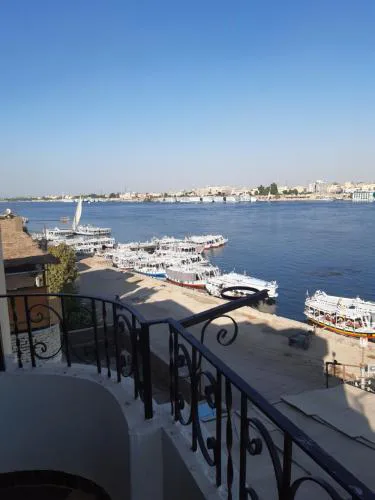 Blue Sky Apartments & Restaurant