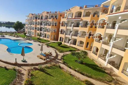 Nile Front Luxor Apt Sleeps 6 with Pool