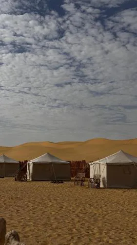 خيمة في الصحراء