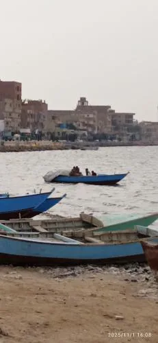 شقة ساحل قارون شقة مميزة تطل كل غرفها علي بحيرة قارون مباشرة وتقع في الطابق الثاني ولها مدخل مستقل تقع اعلي كافيه ومطعم الساحل وهي تقع في قرية صيد تراثية رائعة ن