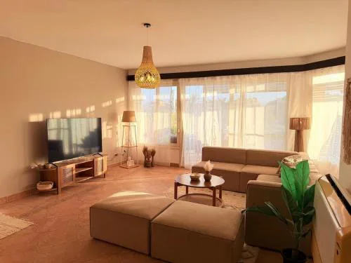 Boho 3BR Beach-Side Chalet Einbay