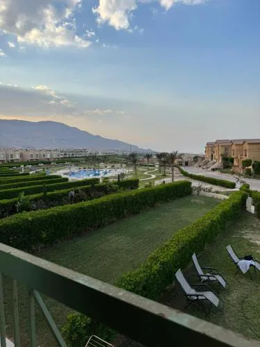 ڤيلا بجاردن في كومبوند لاڤيستا توباز العين السخنه