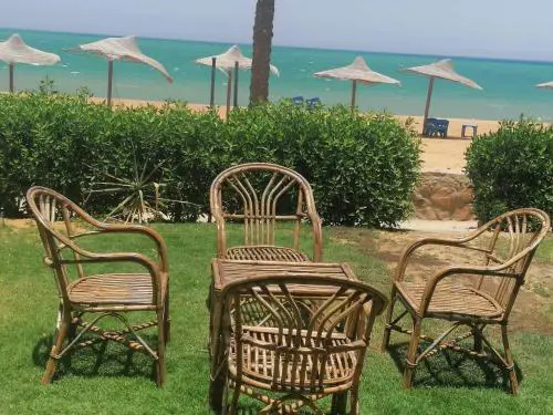 العين السخنة قرية بلاجيو