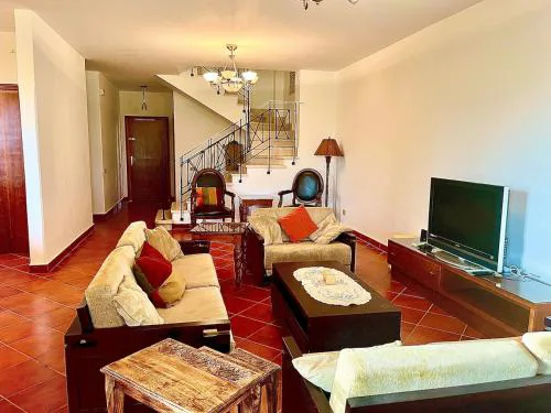 Luxury 5BR Villa with Sea View & Garden in Einbay