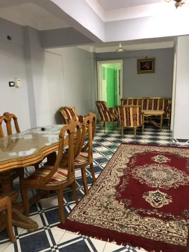شقة بميامي دقيقتين للبحر دور سادس سلم بها نت