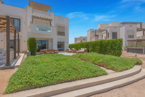 Lagoonfront 3BR Apartment Cyan