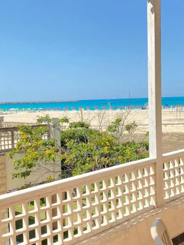 للإيجار 4 غرف أول صف بحر مارينا الساحل الشمالي العلمين 0ج