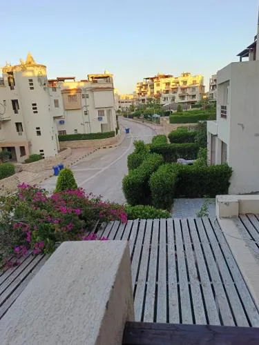 ديمورا الساحل الشمالي شاليه غرفتين مكيف يتسع 6افراد و3اطفال راقي وحديث