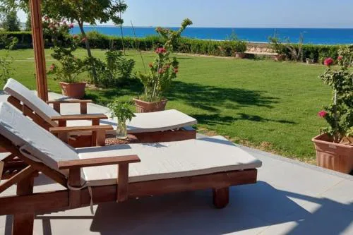 Luxurious beachfront chalet with spacious garden