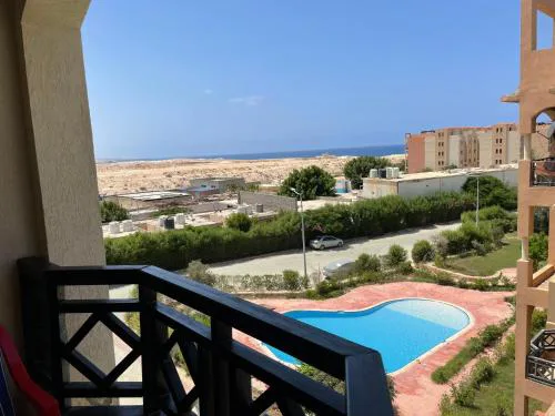 شالية بالرووف غرفتيين مكييف للأيجار بقرية ايماريتس هايتس بالساحل الشمالي - A chalet with a rooftop and two air-conditioned bedrooms for rent in Emirates Heights , North Coast