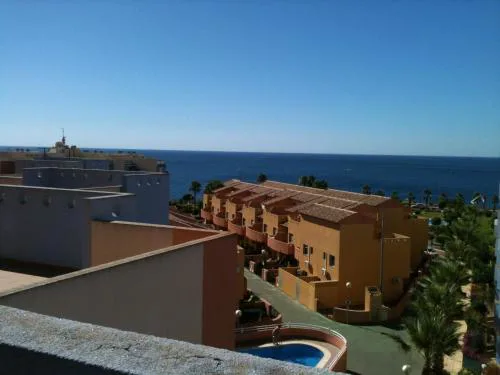 Apt - Sleeps 4 - Balcony - Communal Pool