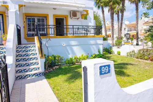 Ground Floor 2 bed Apartment with garden & communal pool