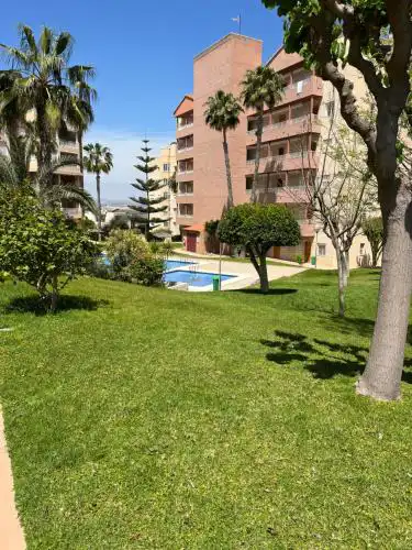 Descanso y jardines con piscinas