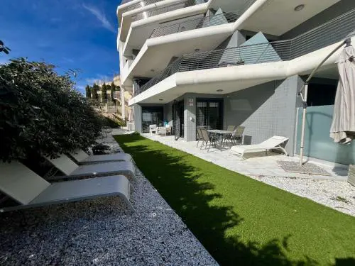 Infinity luxury sea view apartment with private garden