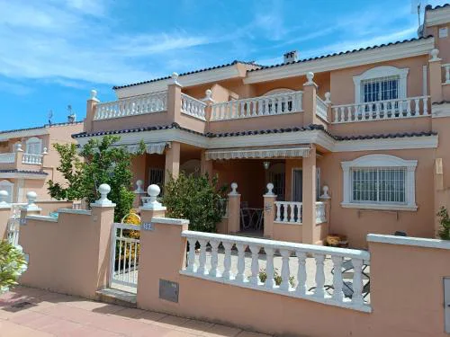 Preciosa casa con terraza y piscina R119 by Novadesta