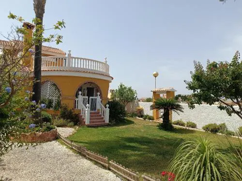 Villa con jardín y barbacoa R103 Novadesta