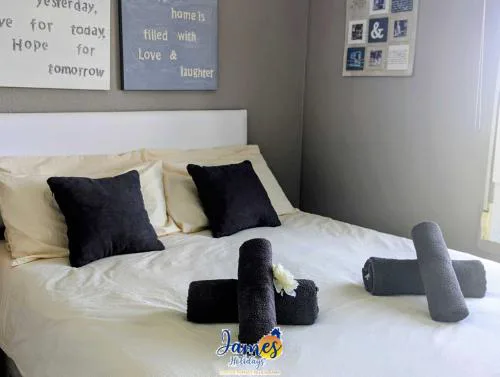 Sunny 2 Bedroom Apartment with Rooftop Solarium and Golf Views VM84