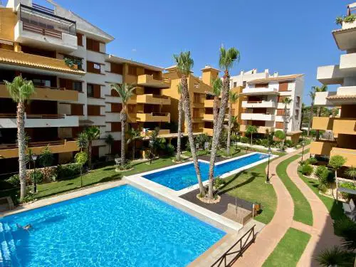 Apartamento con piscina y playa cercana en Torrevieja, area de Punta Prima AQ-125