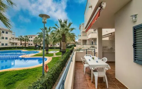 Las Arenas Bajo frente a la piscina ALBERT VILLAS
