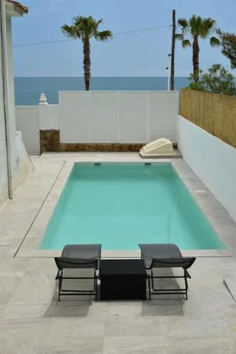 Villa en primera línea de mar con piscina privada