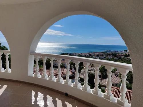Villa with stunning sea views