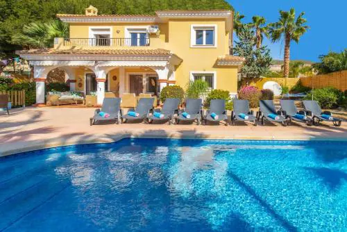 4 Bedroom Luxury Villa with Heated 15m Pool For Up-To 10 Guests