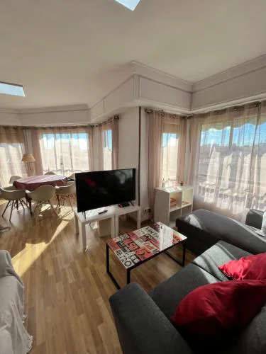4 BEDROOMS -SENECA Center Apartment