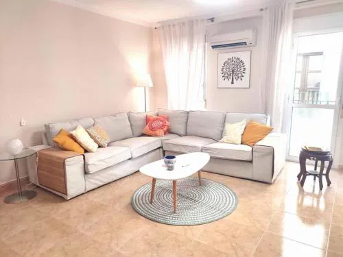 Charming & Spacious Apartment in Historic Centre & short walk to Beach