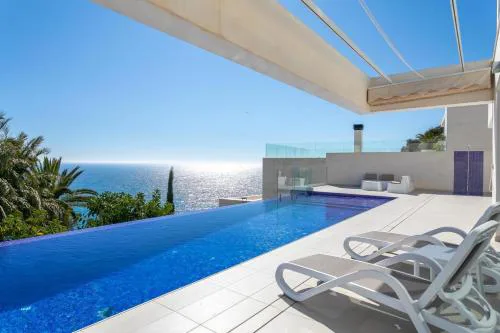 Designvilla with breathtaking view for 14 guests