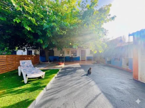 Estudio adosado acogedor con jardín, barbacoa y parking privado